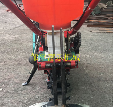 大蒜收获机 根茎作物收获 出 挖 起蒜机 多功能 橡胶履带 振动铲图4