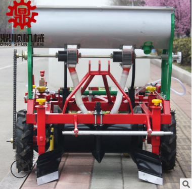 四轮车带免人工破膜施肥喷药起垄花生精播机膜上点播覆膜播种机