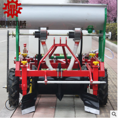 四轮车带免人工破膜施肥喷药起垄花生精播机膜上点播覆膜播种机图3