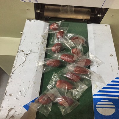 红枣夹核桃包装机 新疆大红枣枕式包装机 红枣自动包装机升宏机械图2