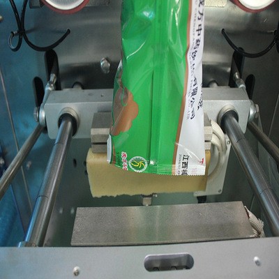 全自动四头称包装机小颗粒包装机械色母颗粒包装设备图2