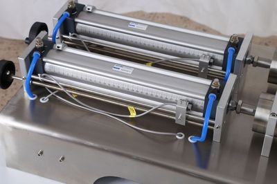 双头半自动膏体灌装机 膏体液体化妆品定量灌装机 气动膏体罐装机