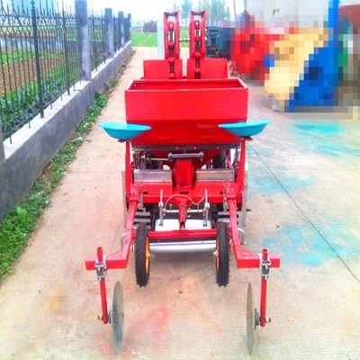 土豆播种机直销 播种施肥打药覆膜起垄多功能马铃薯播种机