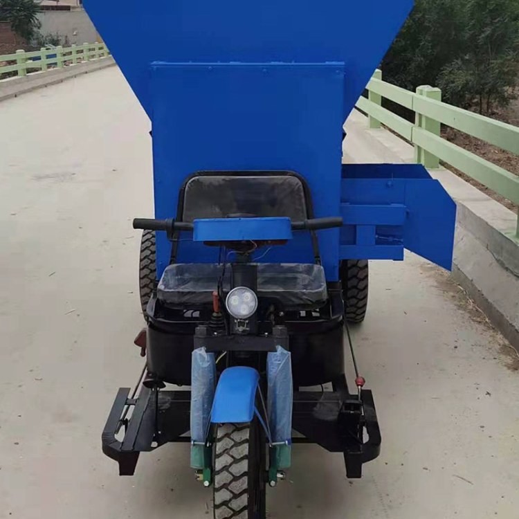 牛羊自动喂料车现货直销 三轮养殖农场混合饲料撒料拌料一体车图4