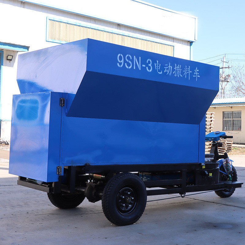 牛羊电动撒料车养殖场电动三轮投料车全自动小型饲料双侧投料机图4