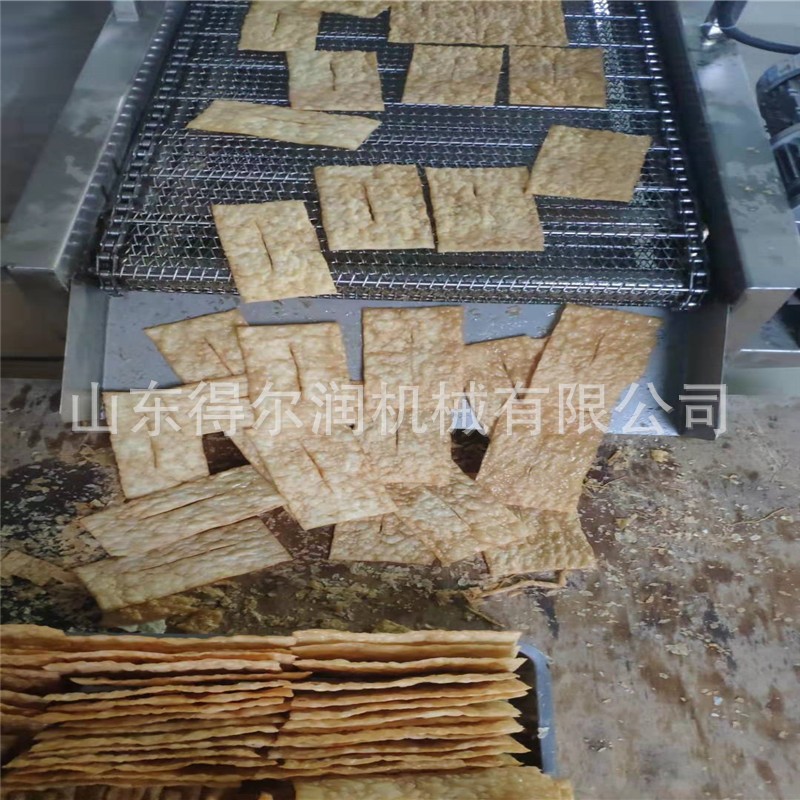 多功能煎饼薄脆油炸机 饭团酥油炸设备 小型脆饼面片油炸生产线图3