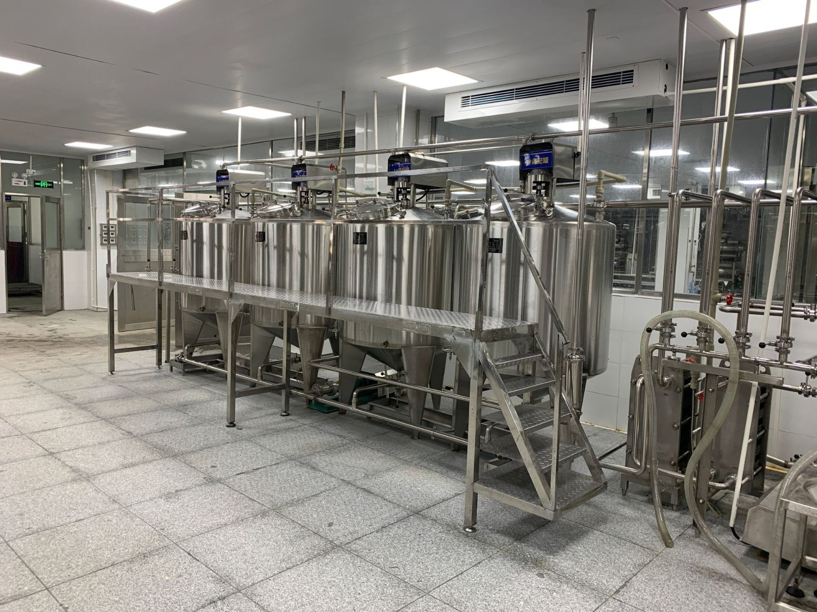 不锈钢液体存储罐 果汁冷储罐 果浆存储罐 食品用存储罐图5