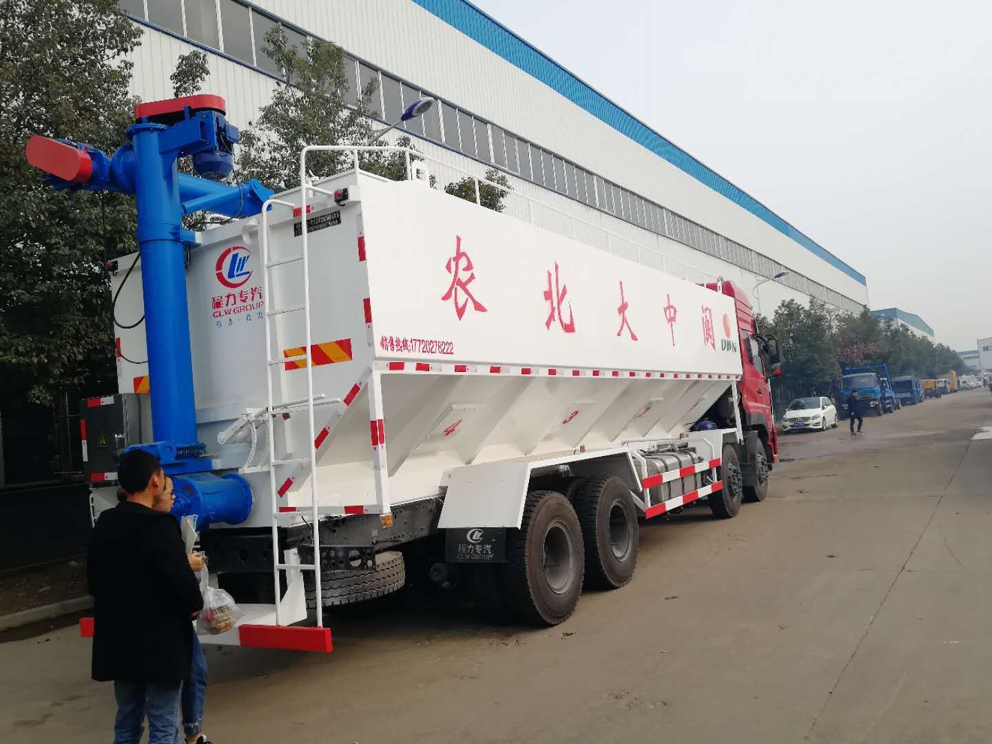 21新款东风天锦30方全自动喂料下料饲料车厂家|养猪场散装饲料运图3