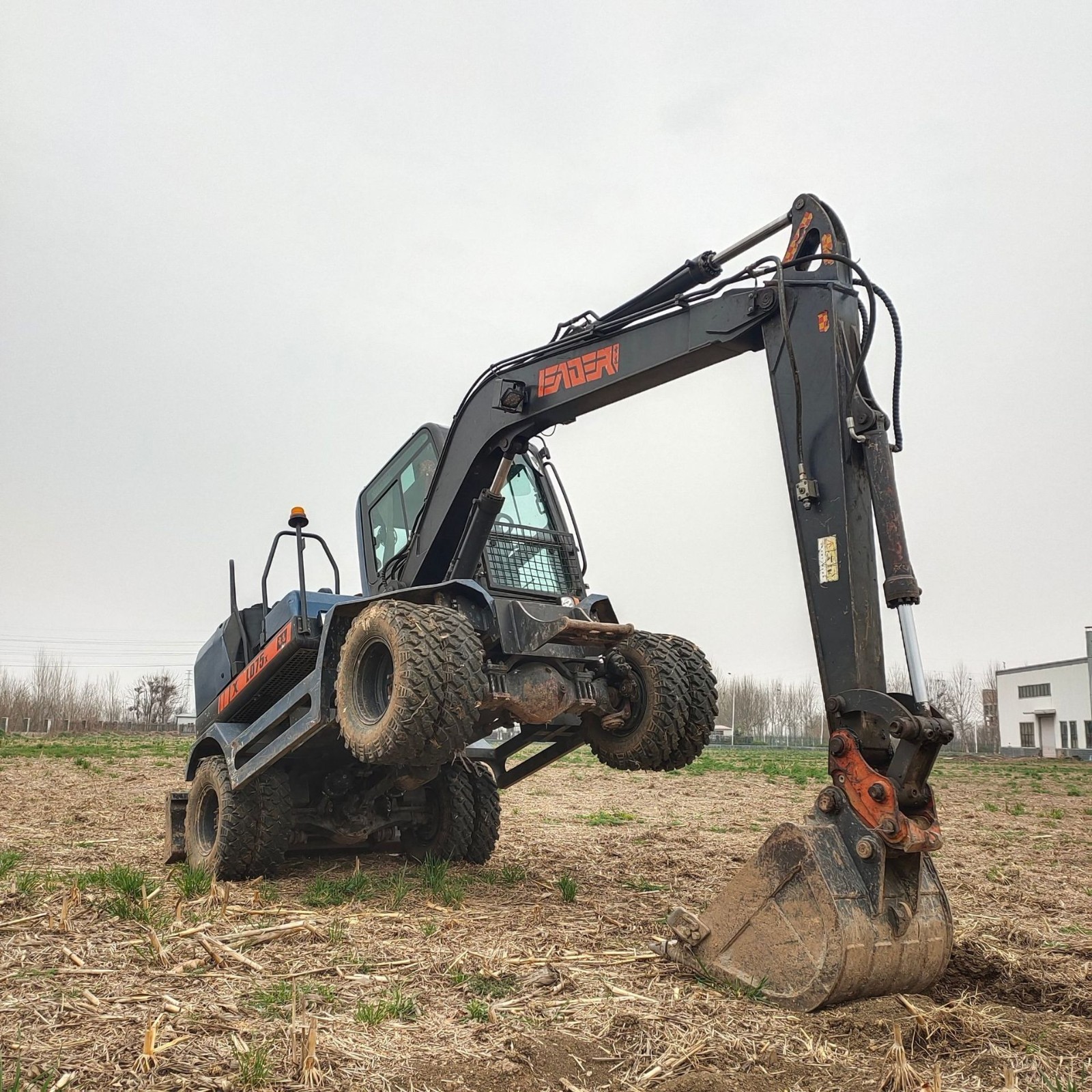 雷道 济宁 二手轮式挖掘机 轮挖 便宜钩机 挖土机图片 旋转挖机