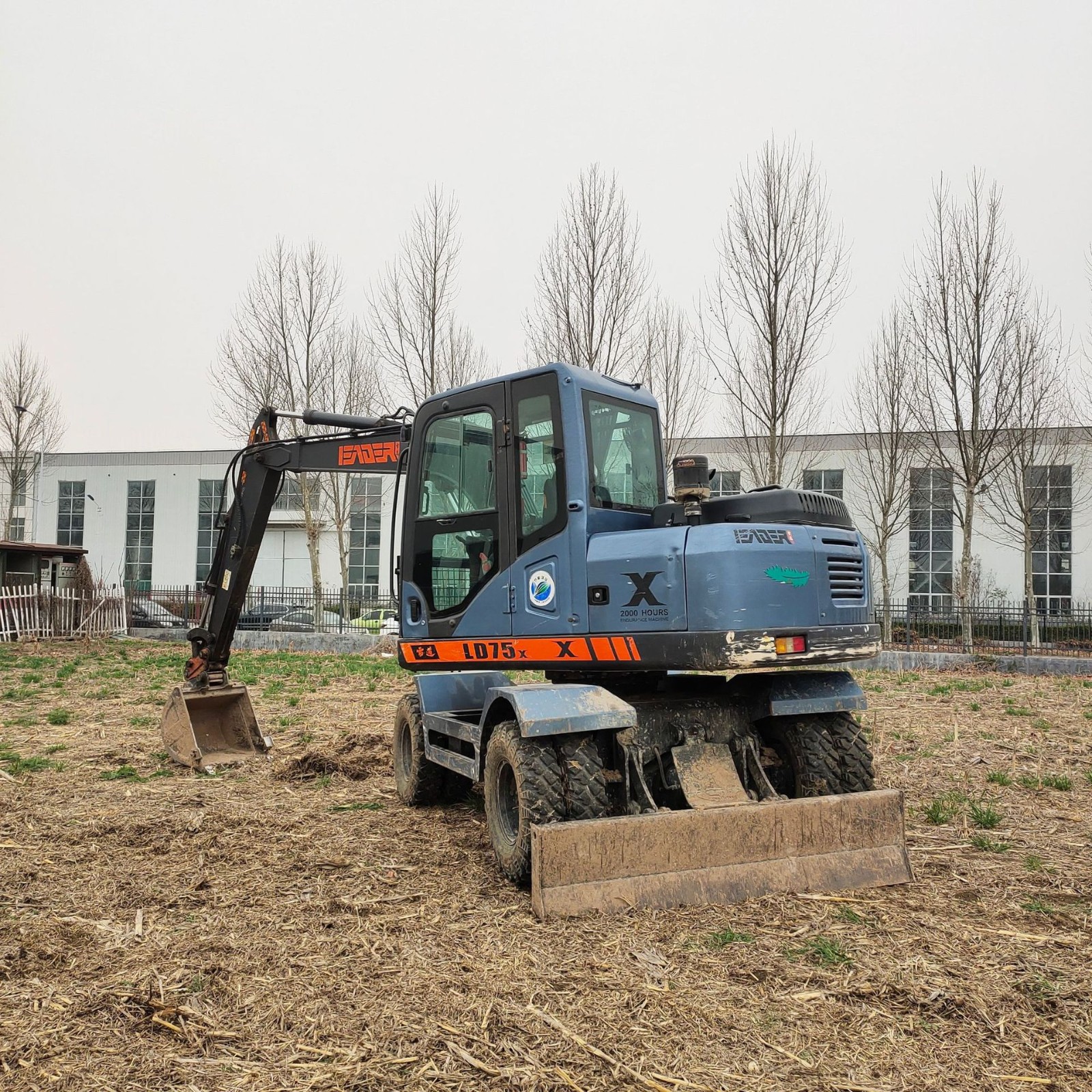 雷道75 济宁二手轮式抓木机 便宜挖掘机 推土机视频 果园农田图3