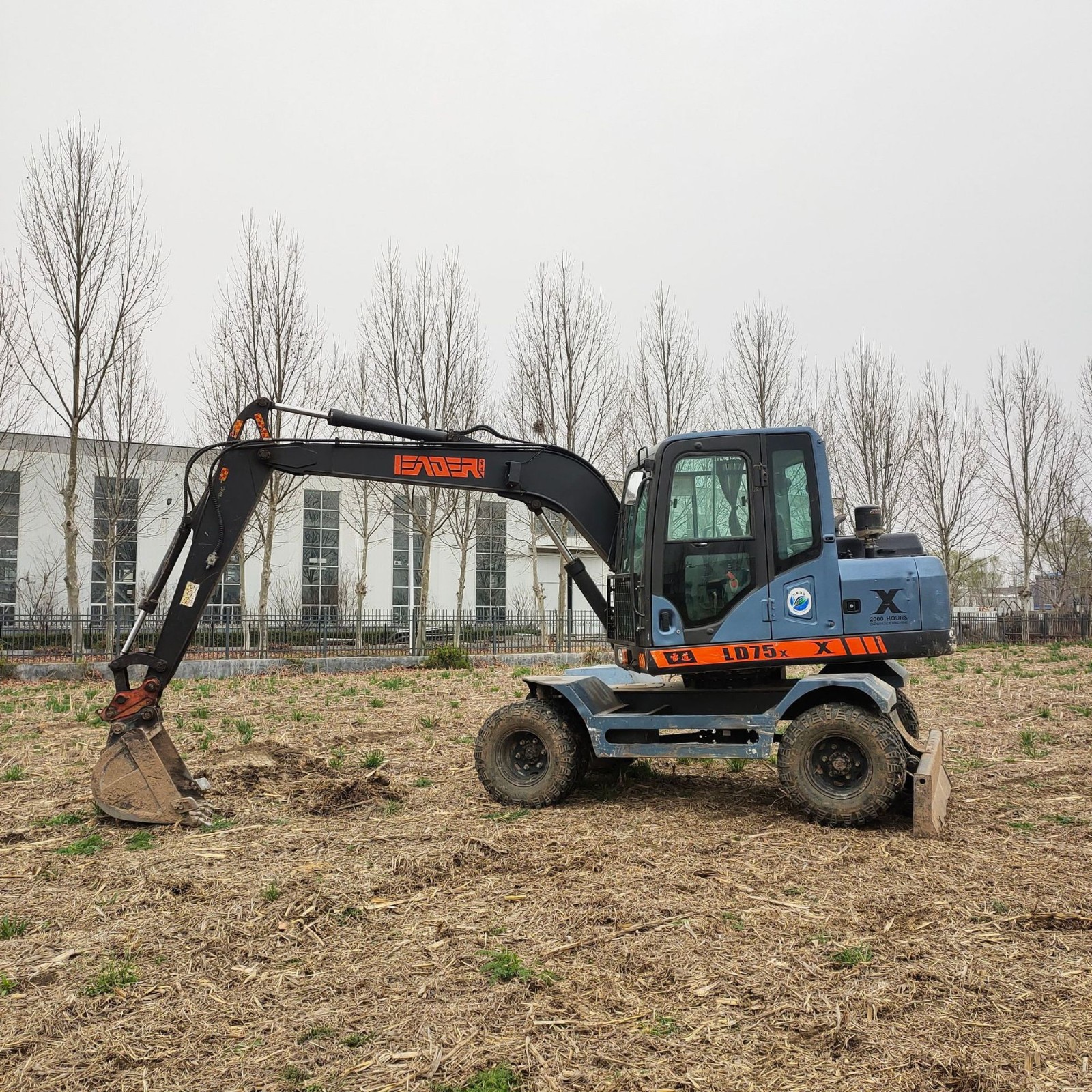 雷道75 济宁二手轮式抓木机 便宜挖掘机 推土机视频 果园农田图2