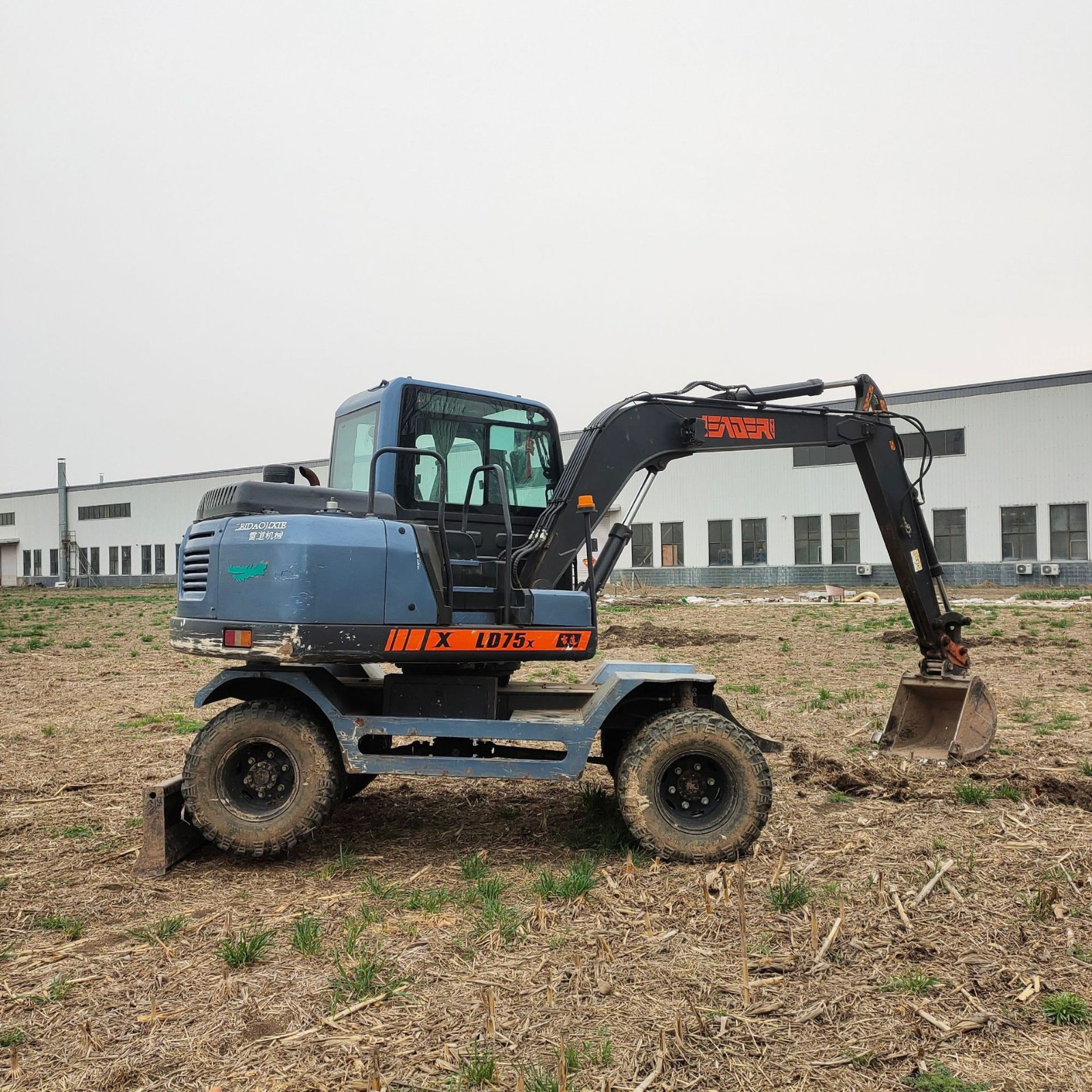 雷道75 济宁二手轮式抓木机 便宜挖掘机 推土机视频 果园农田图5