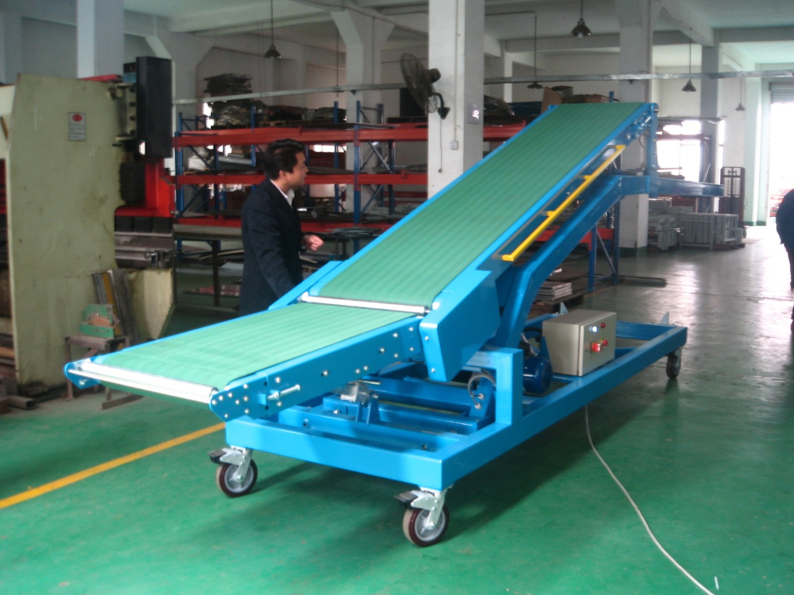 爬坡机动力输送机集装箱可上车升降爬坡输送带自动装车卸货神器图4