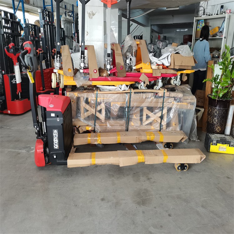 供应1.5吨电动式搬运叉车与2吨蓄电池锂电款的电动搬运车价格图2