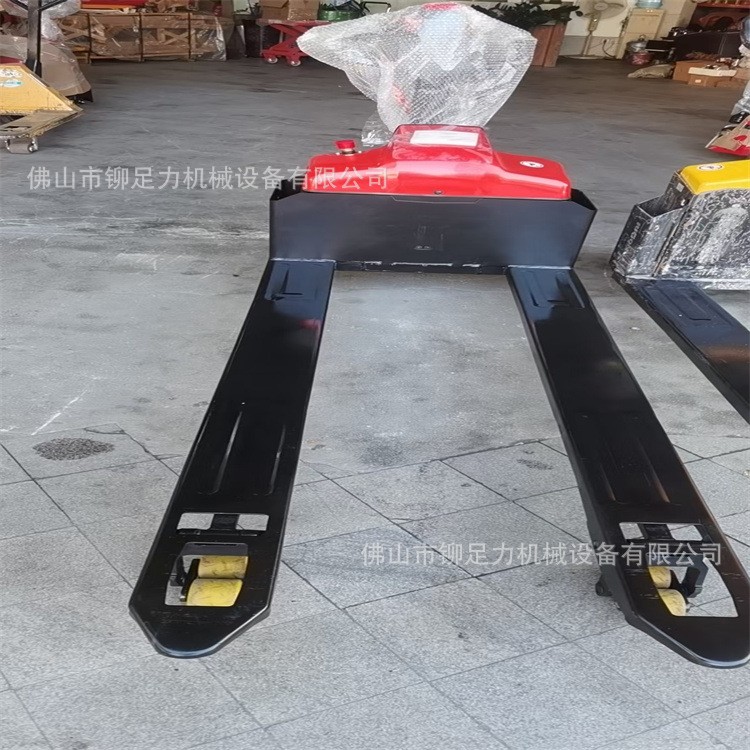 供应1.5吨电动式搬运叉车与2吨蓄电池锂电款的电动搬运车价格