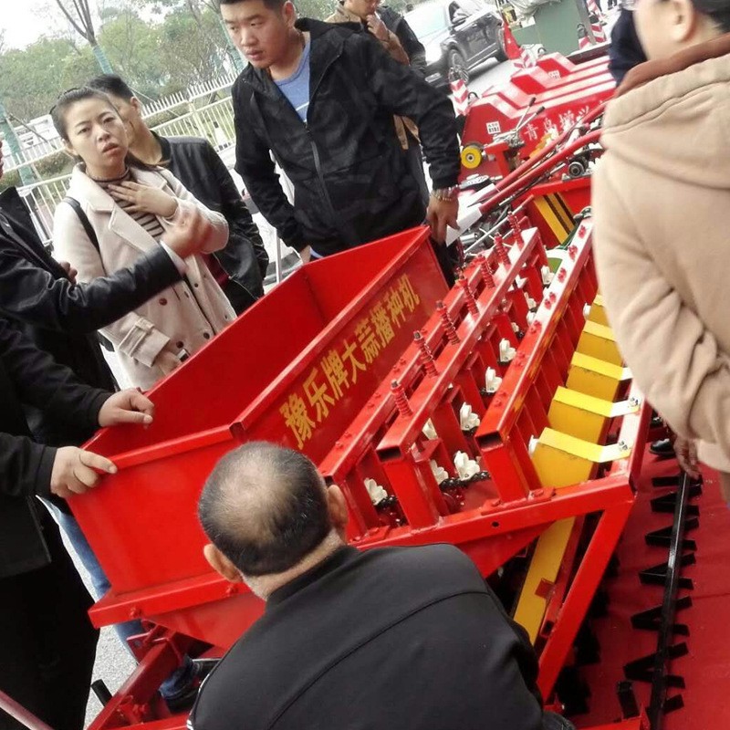 厂家直销豫乐牌四轮车带大蒜播种机农用大蒜种植机图5