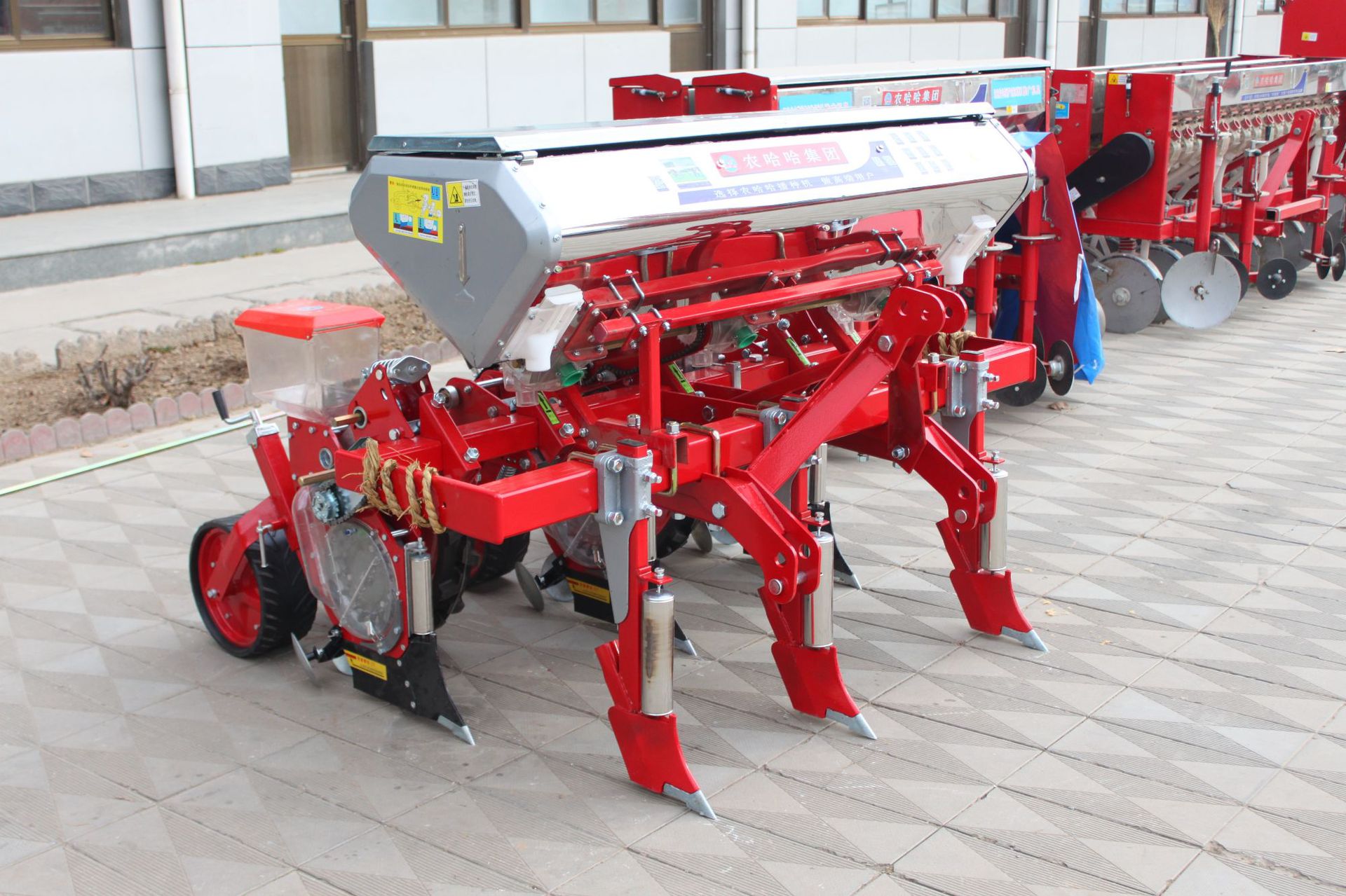 2021年新款仿形3行玉米播种机 仿形播种机 农哈哈厂家发货_供应产品