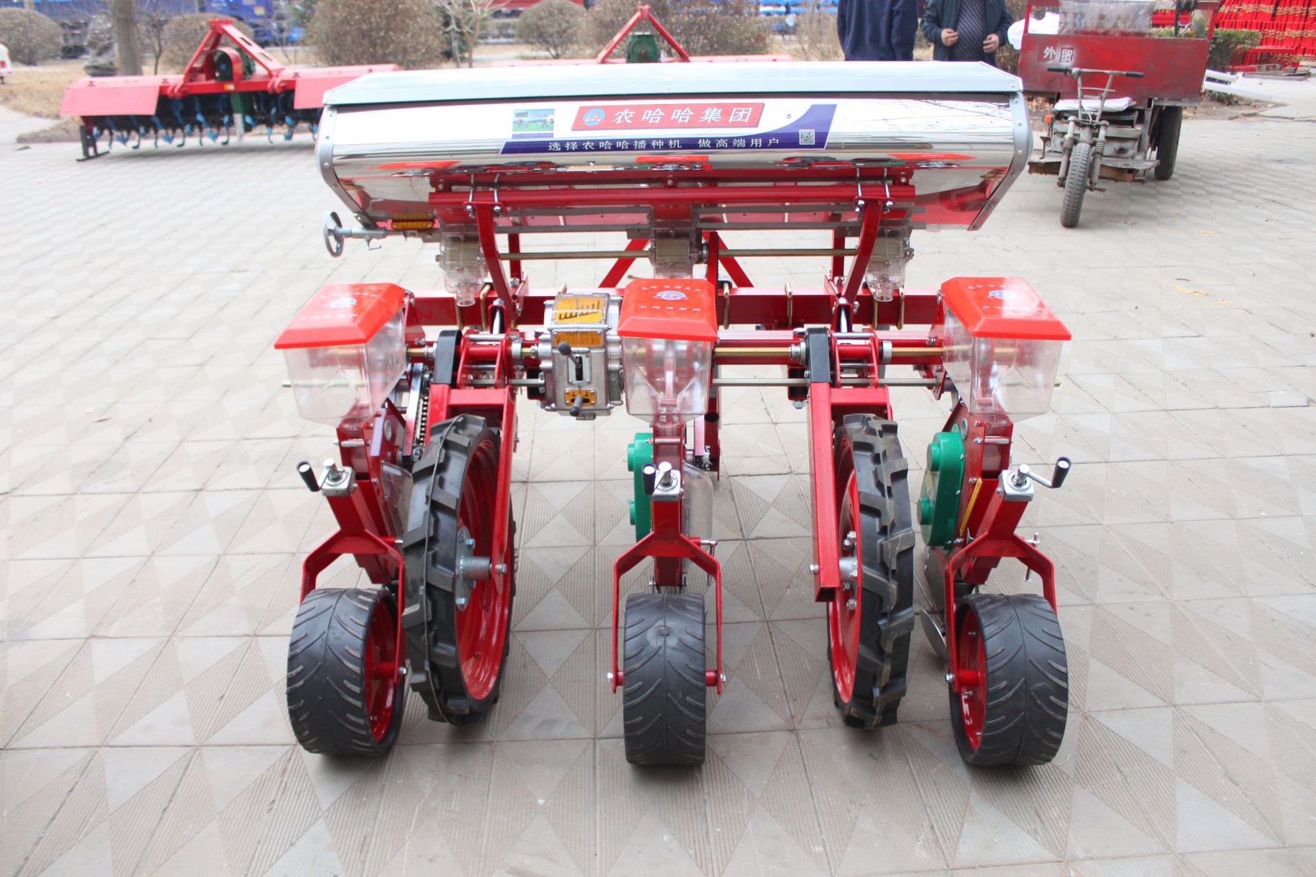 2021年新款仿形3行玉米播种机 仿形播种机 农哈哈厂家发货_供应产品
