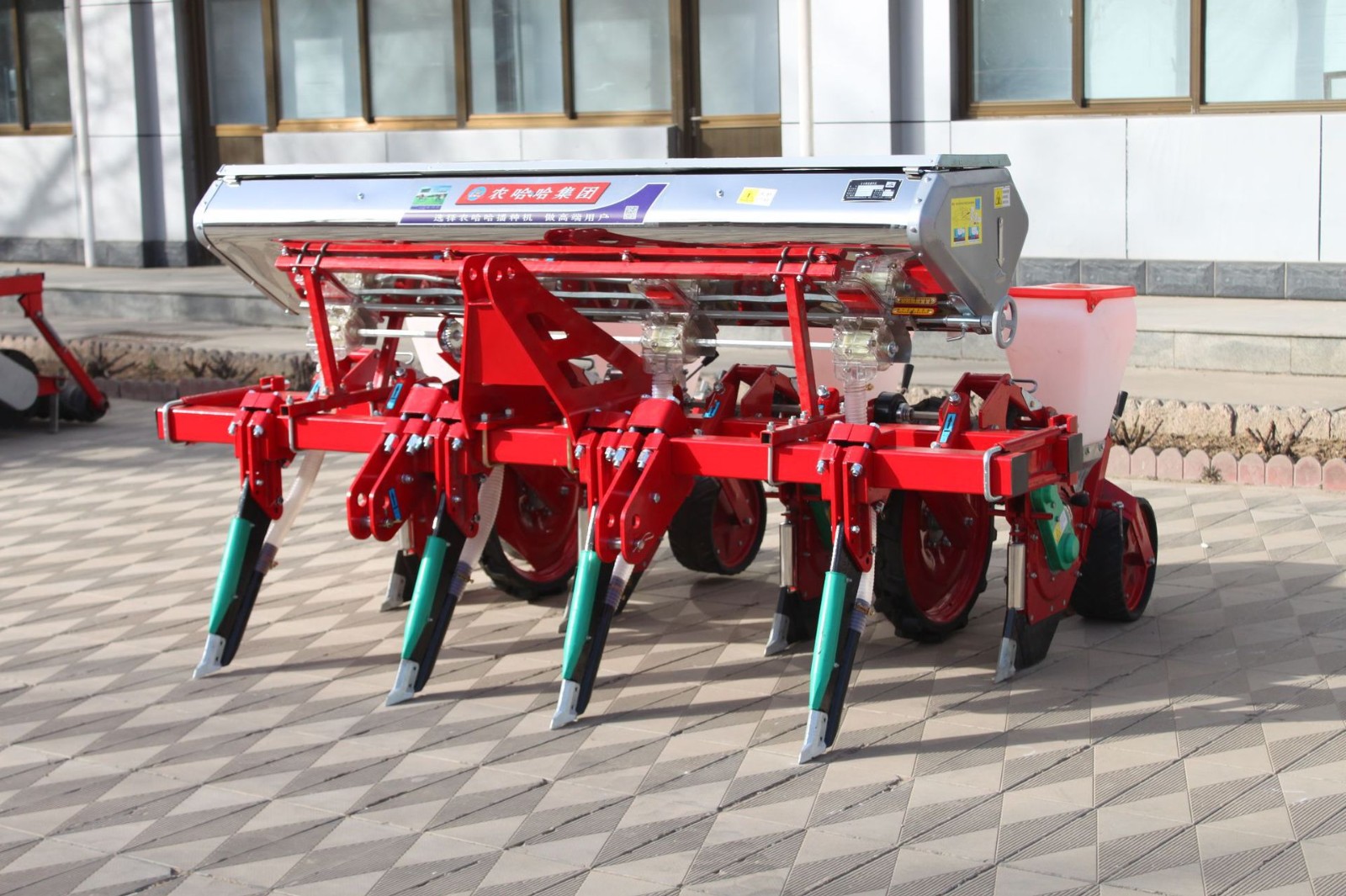2021年新款4行春地仿形玉米施肥播种机图3
