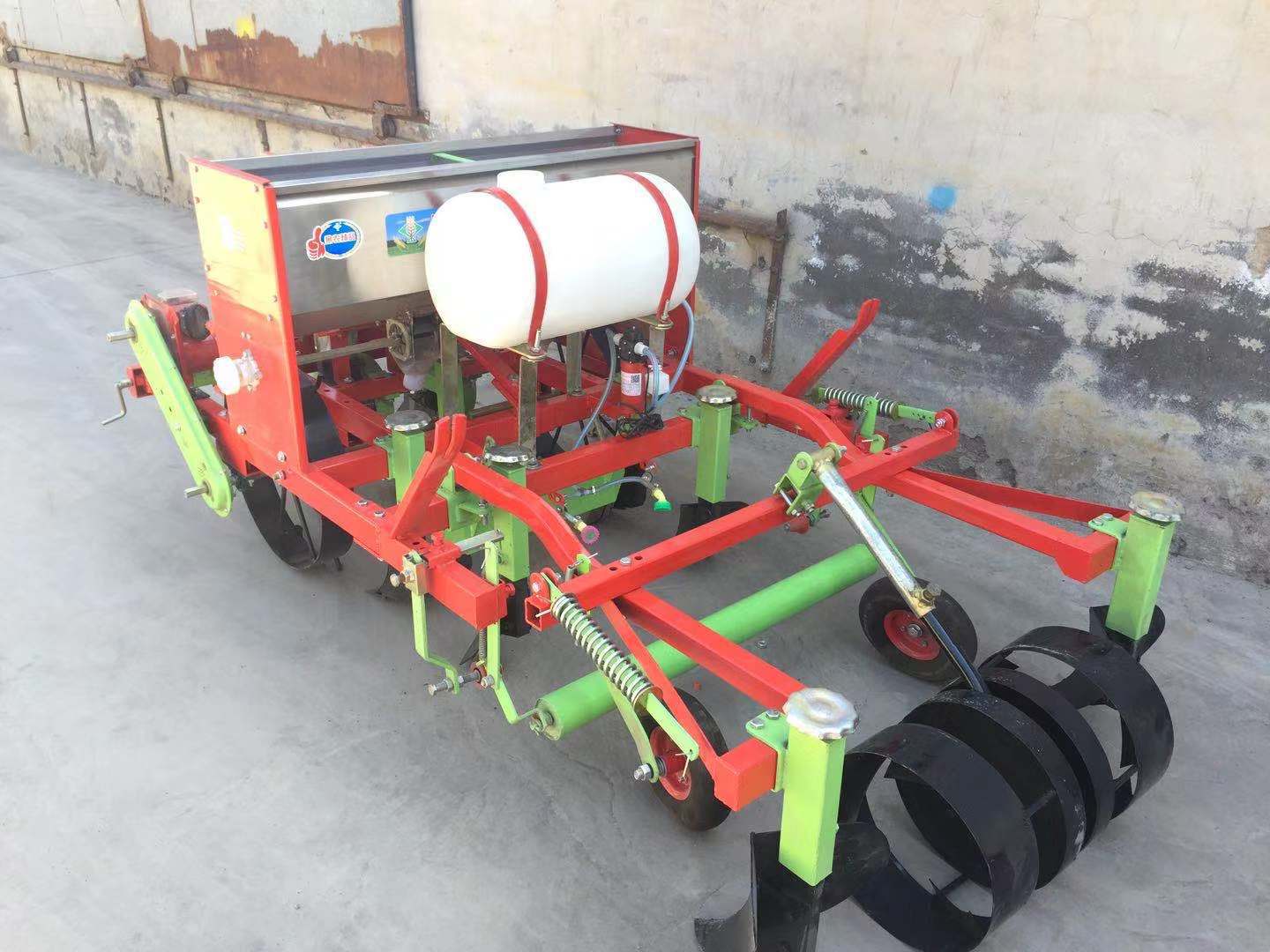 农用四轮拖拉机带花生种植机花生播种机双行四行六行花生精播机_供应