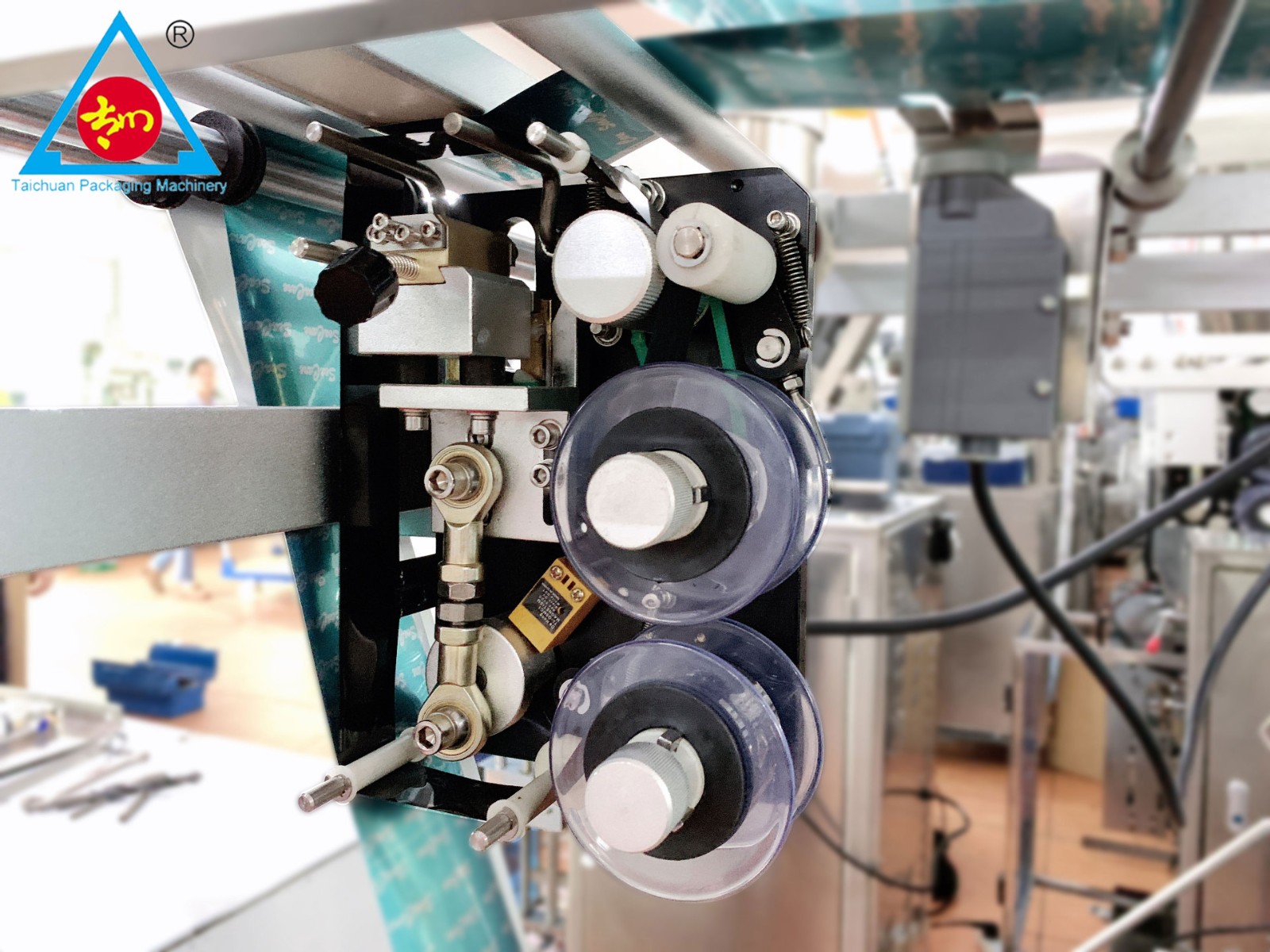 全自动液体包装机 花生油辣椒酱灌装机 立式包装机设备厂家直供图2