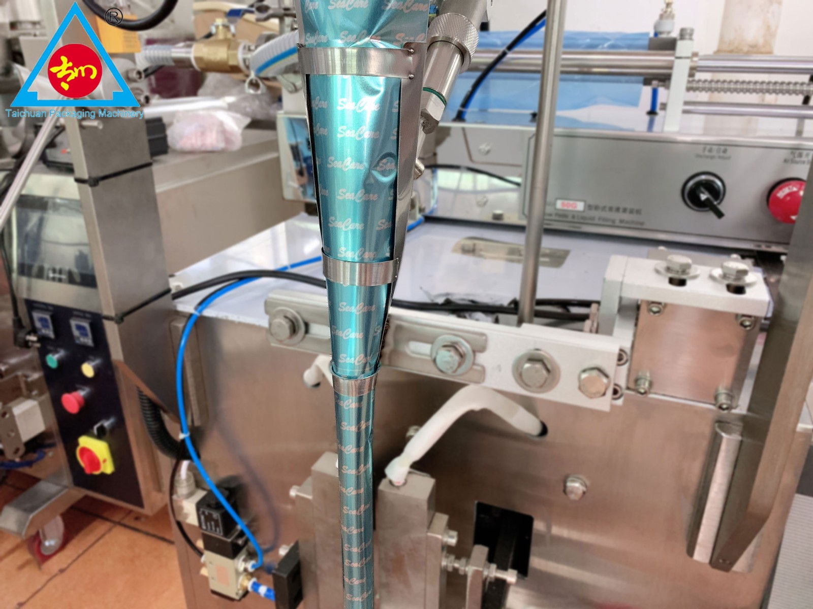 全自动液体包装机 花生油辣椒酱灌装机 立式包装机设备厂家直供图3