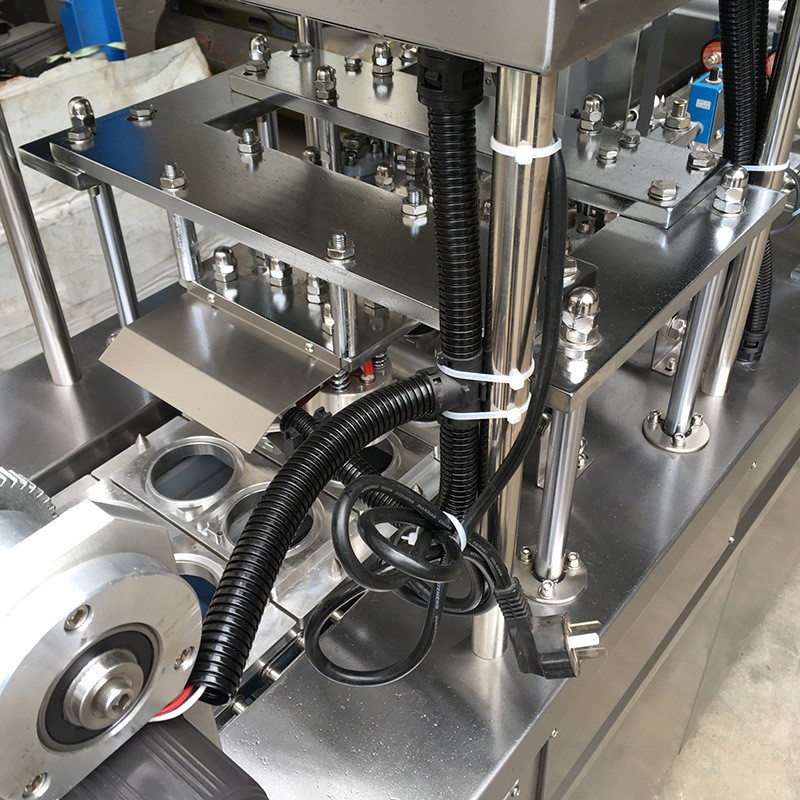 一出二机械式灌装封口机 羊肉卷盒装封口机 餐盒包装封口机图4