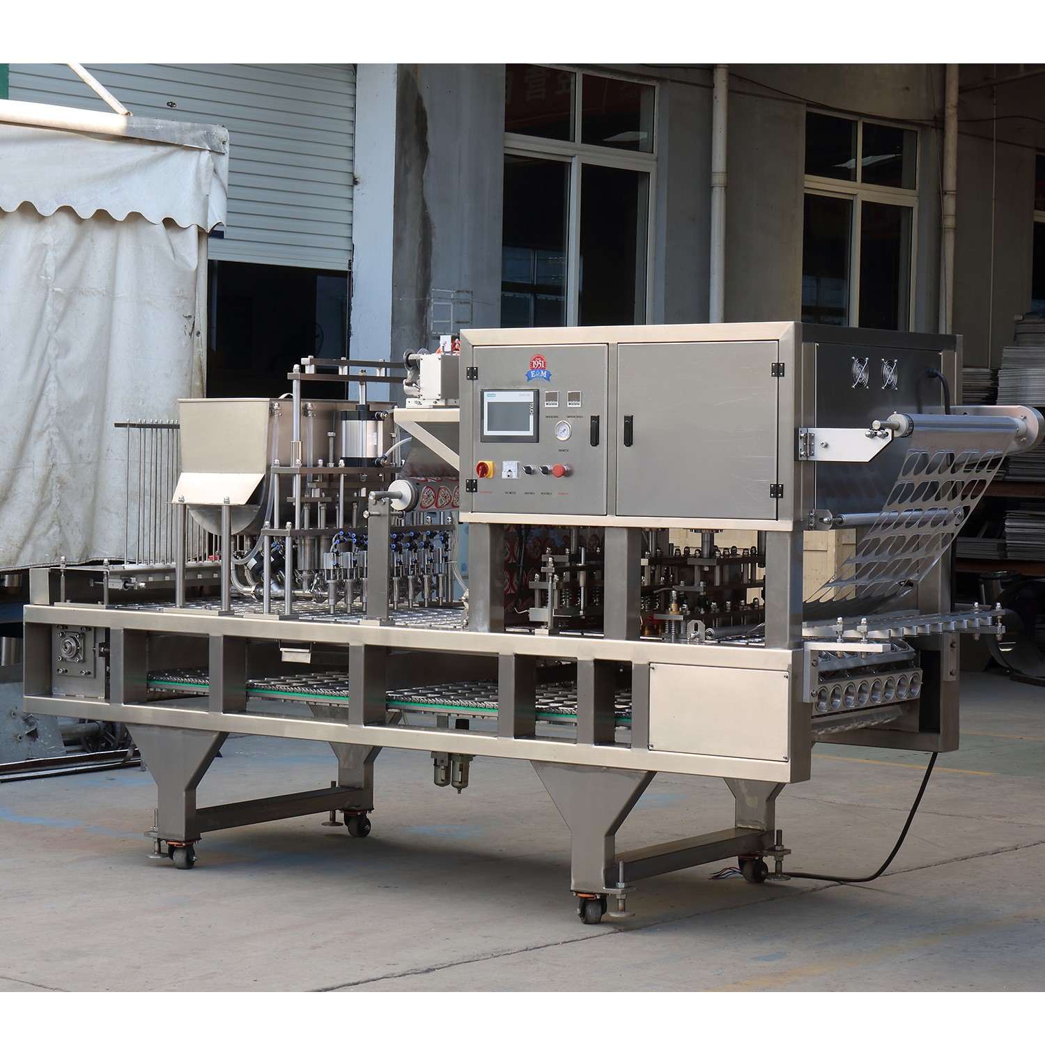 全自动锁鲜餐盒灌装封口机 调料奶茶豆浆米酒一出八灌装封口机图3