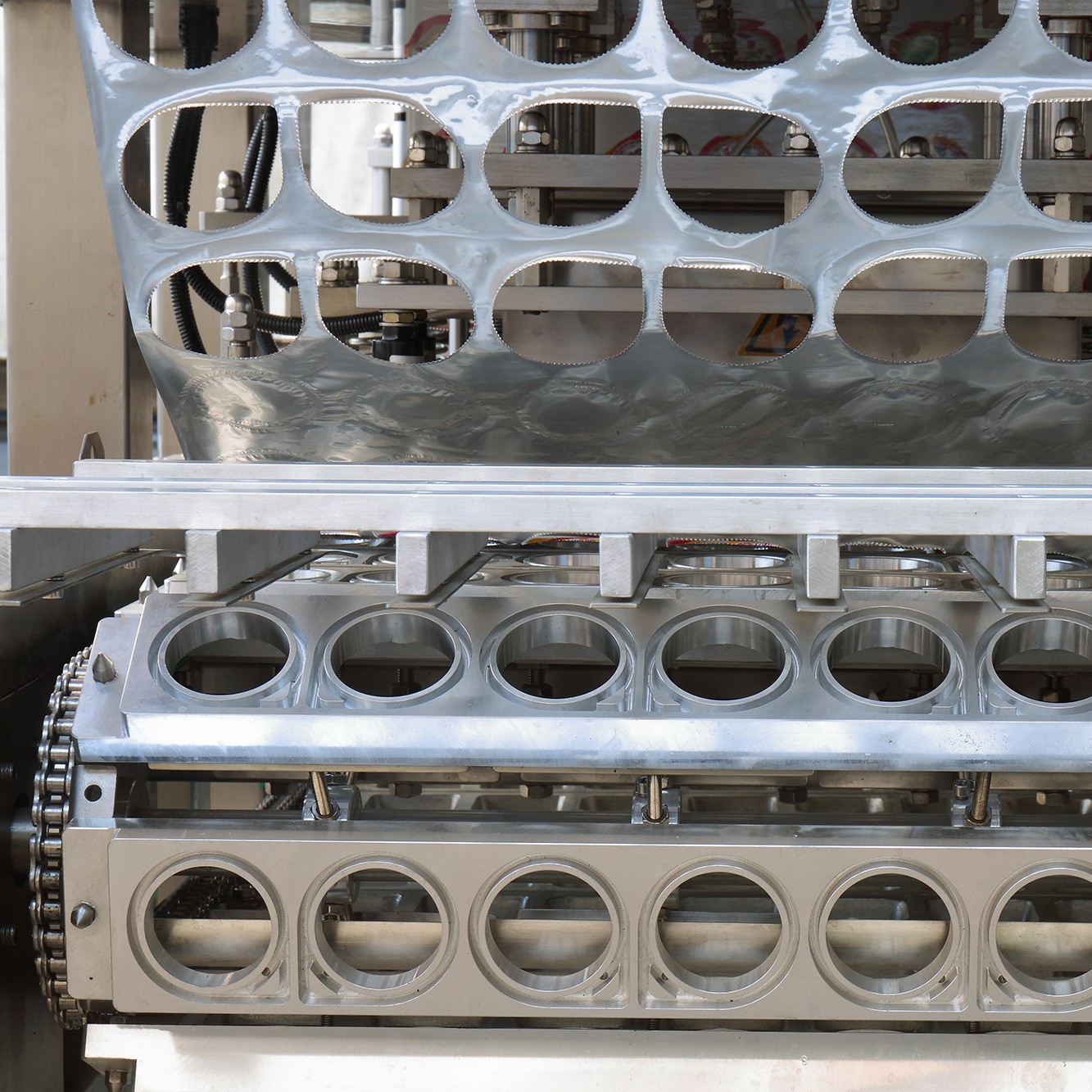 全自动锁鲜餐盒灌装封口机 调料奶茶豆浆米酒一出八灌装封口机图5