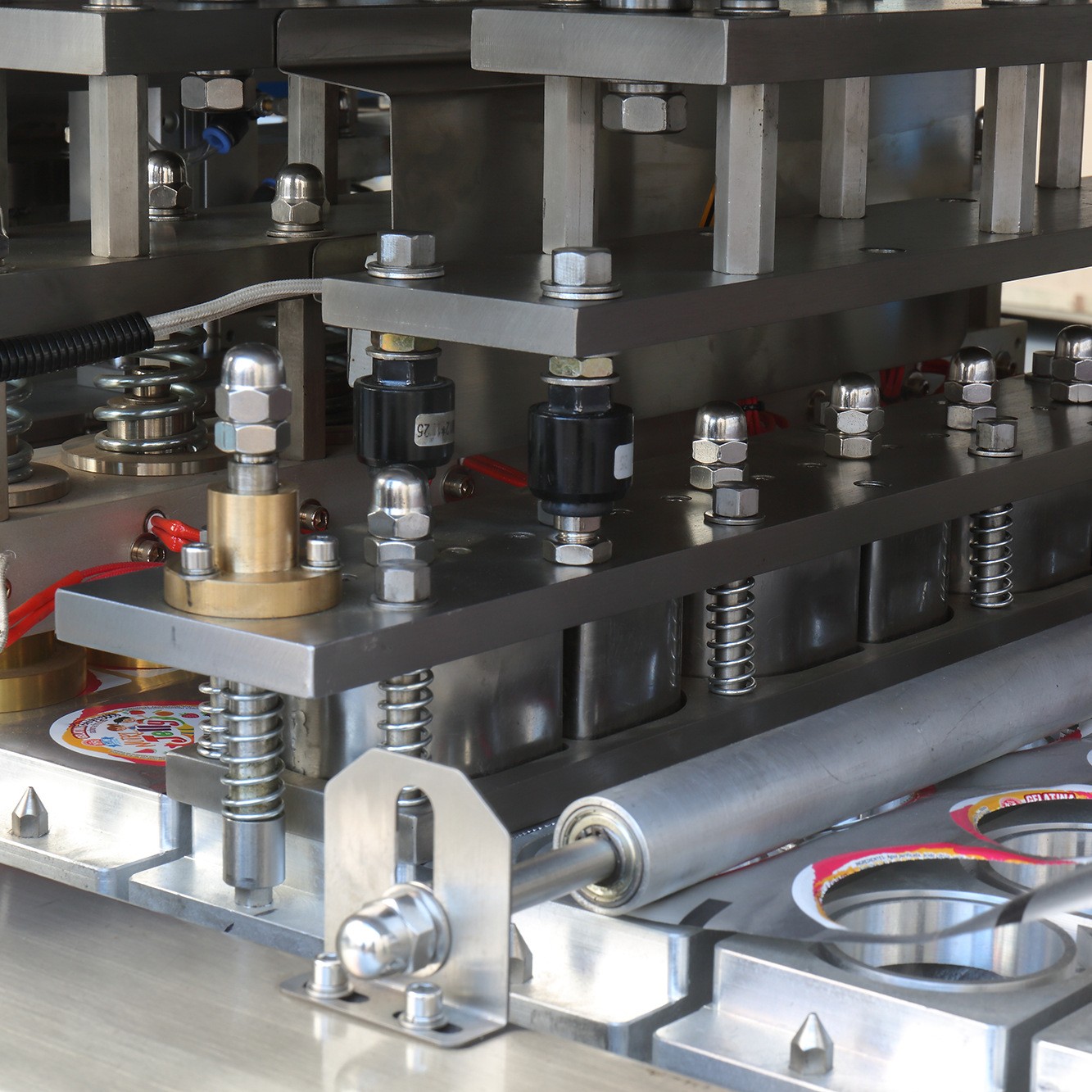 全自动锁鲜餐盒灌装封口机 调料奶茶豆浆米酒一出八灌装封口机图4