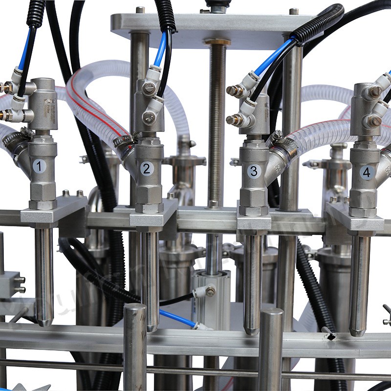 定制全自动四头液体罐装机生产线 洗衣液玻璃水软饮料精油灌装机图4