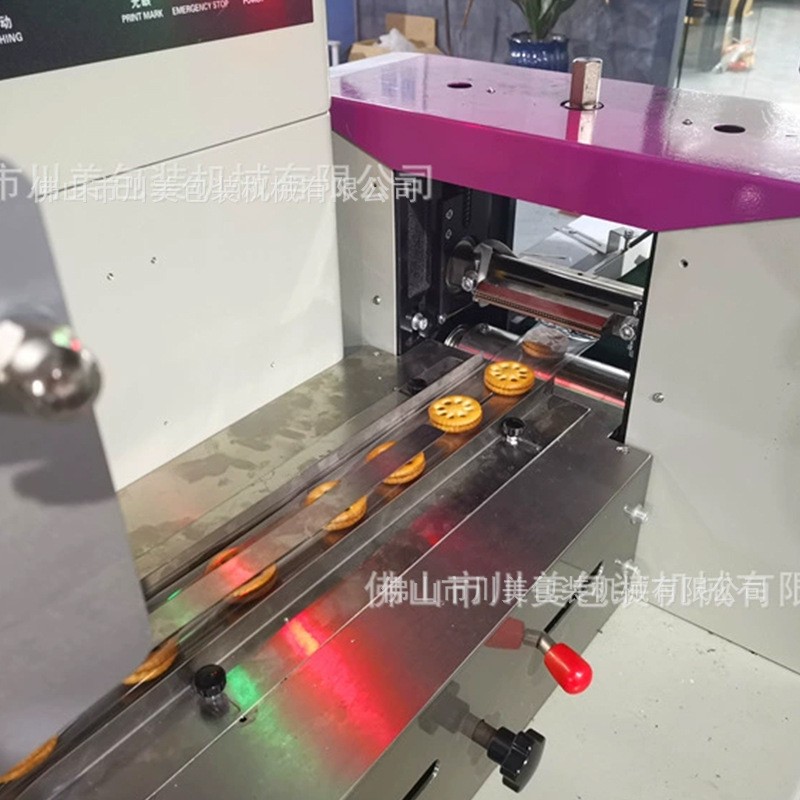 仙贝饼干枕式包装机全自动夹心饼干套袋封口机食品糖果自动打包机图4