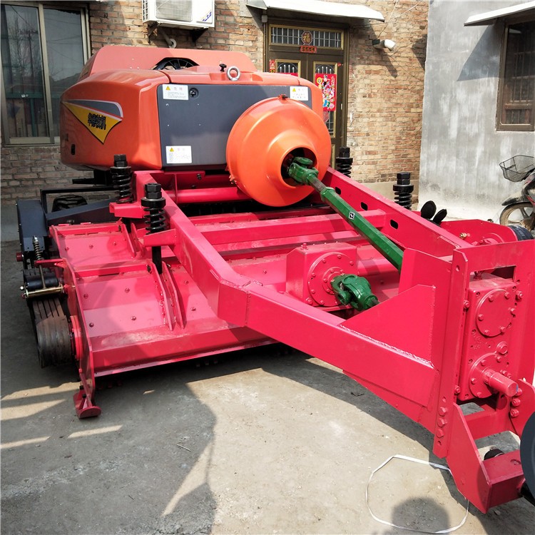 玉米秸秆自动捆绑机 行走式稻草秸秆方捆圆捆机工作视频图3