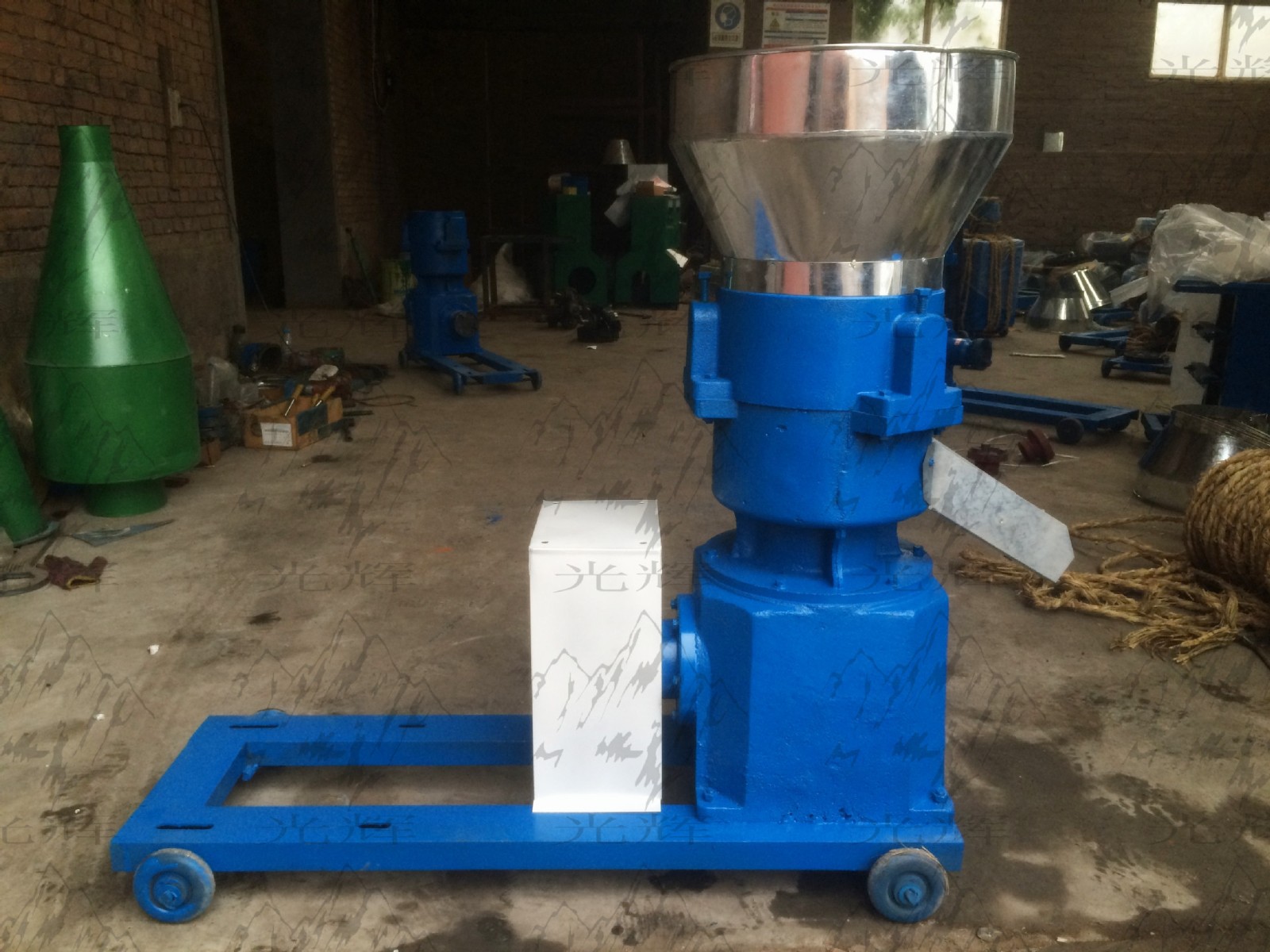 光辉厂家小型饲料颗粒机家用粉碎机大型青贮铡草揉丝机牛羊兔猪鸡图3