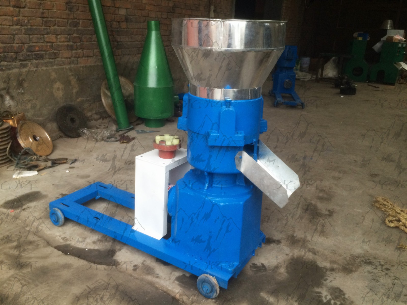光辉厂家小型饲料颗粒机家用粉碎机大型青贮铡草揉丝机牛羊兔猪鸡图5