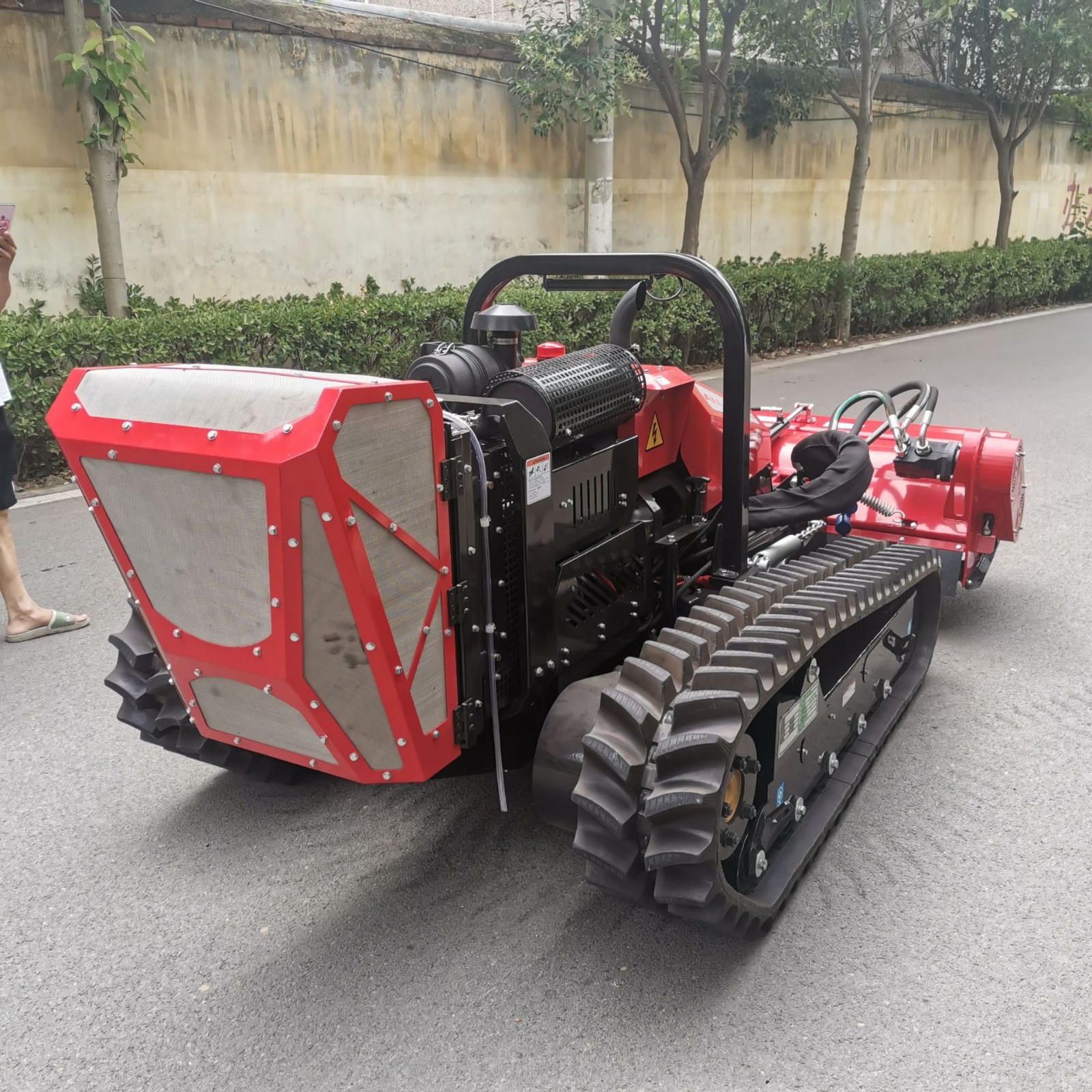 堤坝大马力遥控割灌机 全地形护坡割草机多缸履带割草机图3