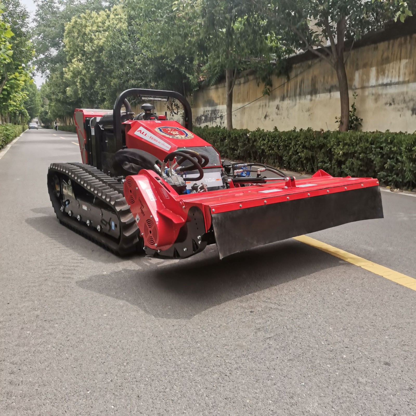 堤坝大马力遥控割灌机 全地形护坡割草机多缸履带割草机图2