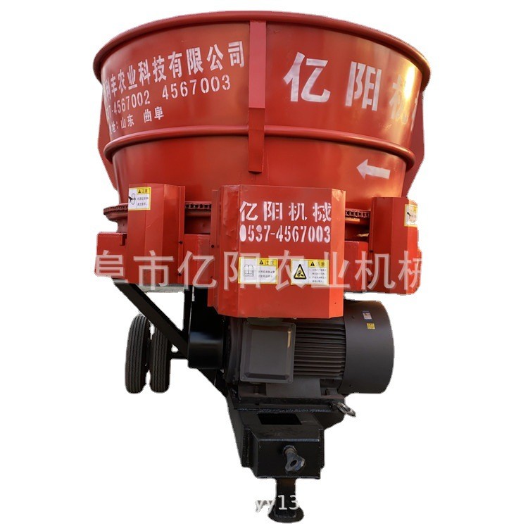 新式草捆粉碎搅拌机 行走式草捆粉碎机视频图5