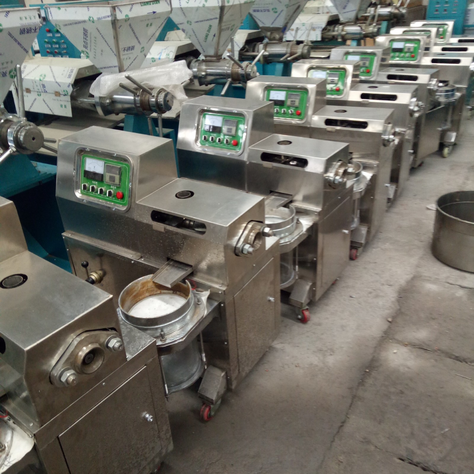 厂家直供现货50型芝麻榨油机 新款不锈钢热榨小型螺旋芝麻榨油机图2