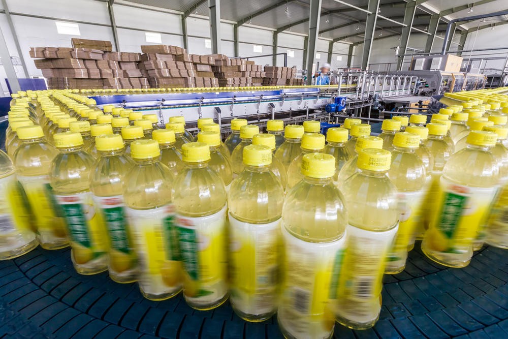 果汁饮料罐装机，全自动三合一生产线设备 定量液体饮料罐装机图2