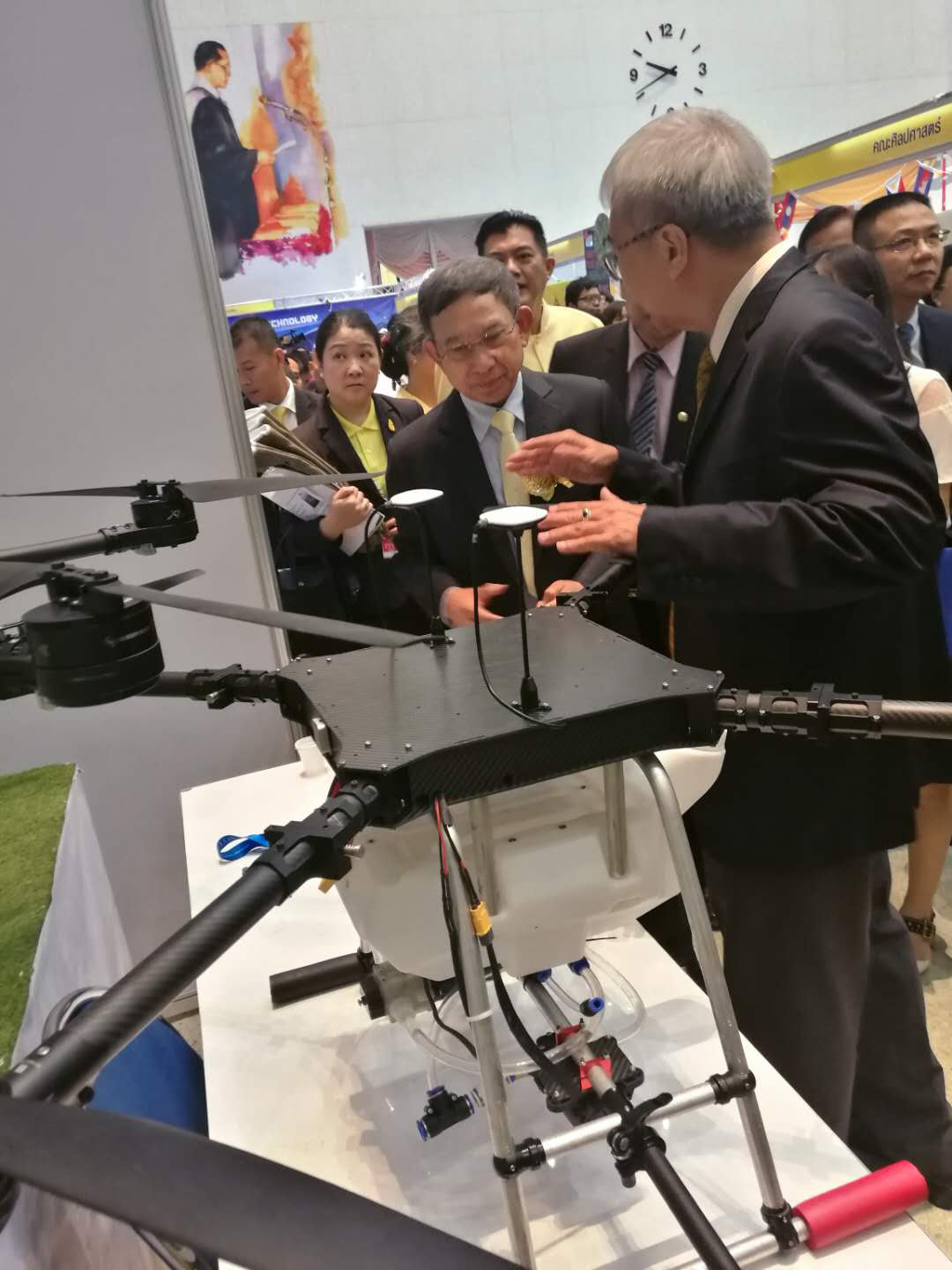 合作企业总经理（sathaporn）与泰国副总理巴威及皇室代