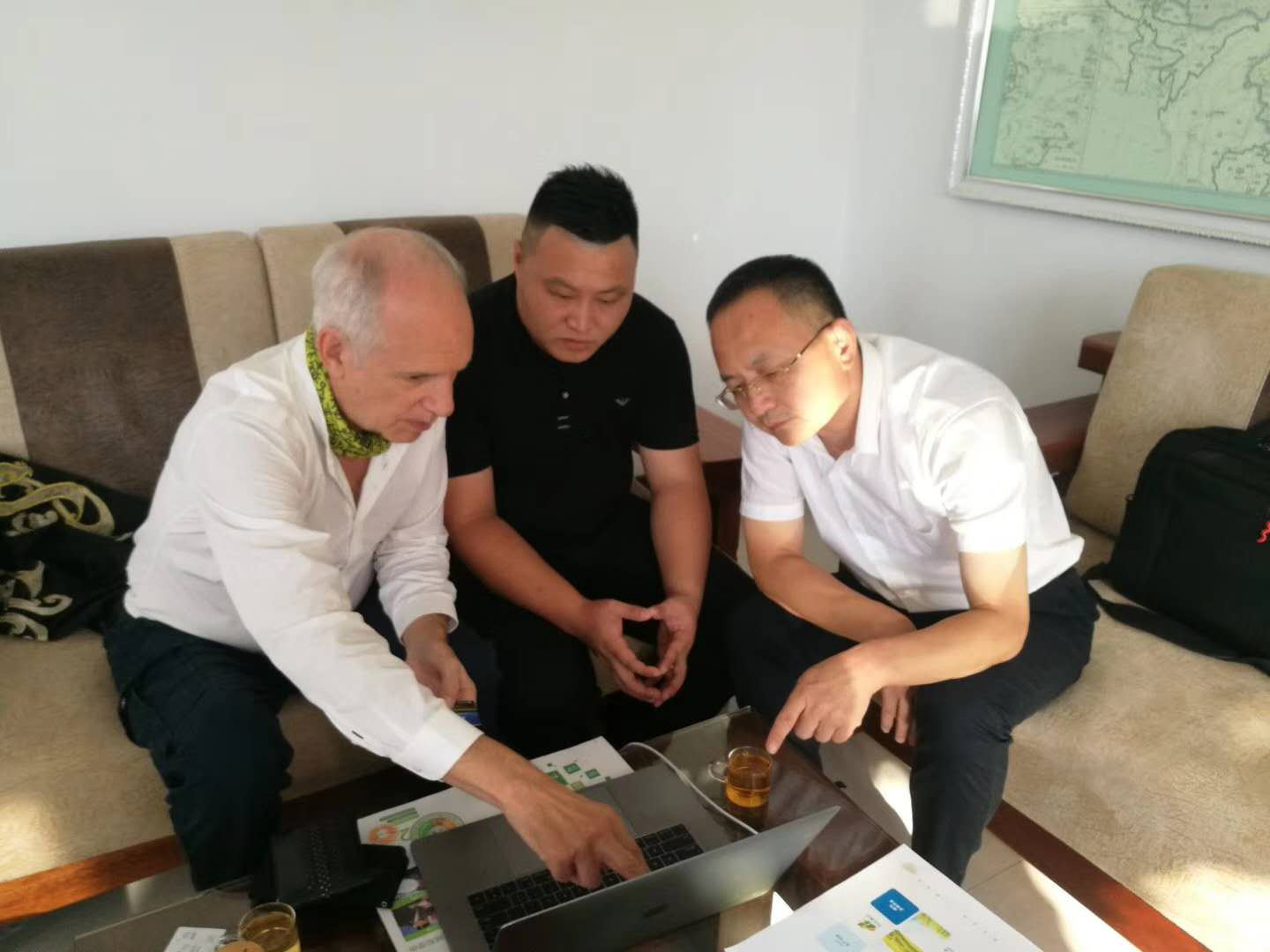 联合国成员M2E公司总裁大卫与我公司负责人洽谈非洲项目.pn