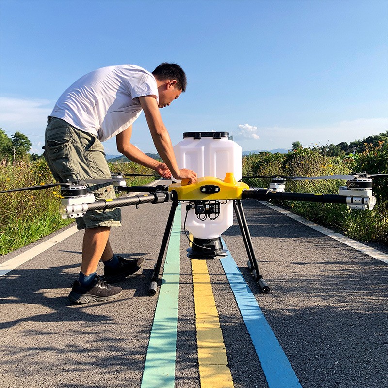 农用喷药撒肥多旋翼6轴30升插拔式智能遥控器操作电动喷洒无人机图4