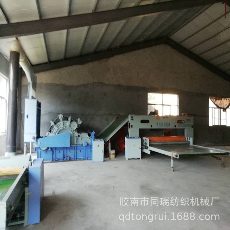 全自动棉被设备 仿丝棉被机械 做棉被机器视频图2