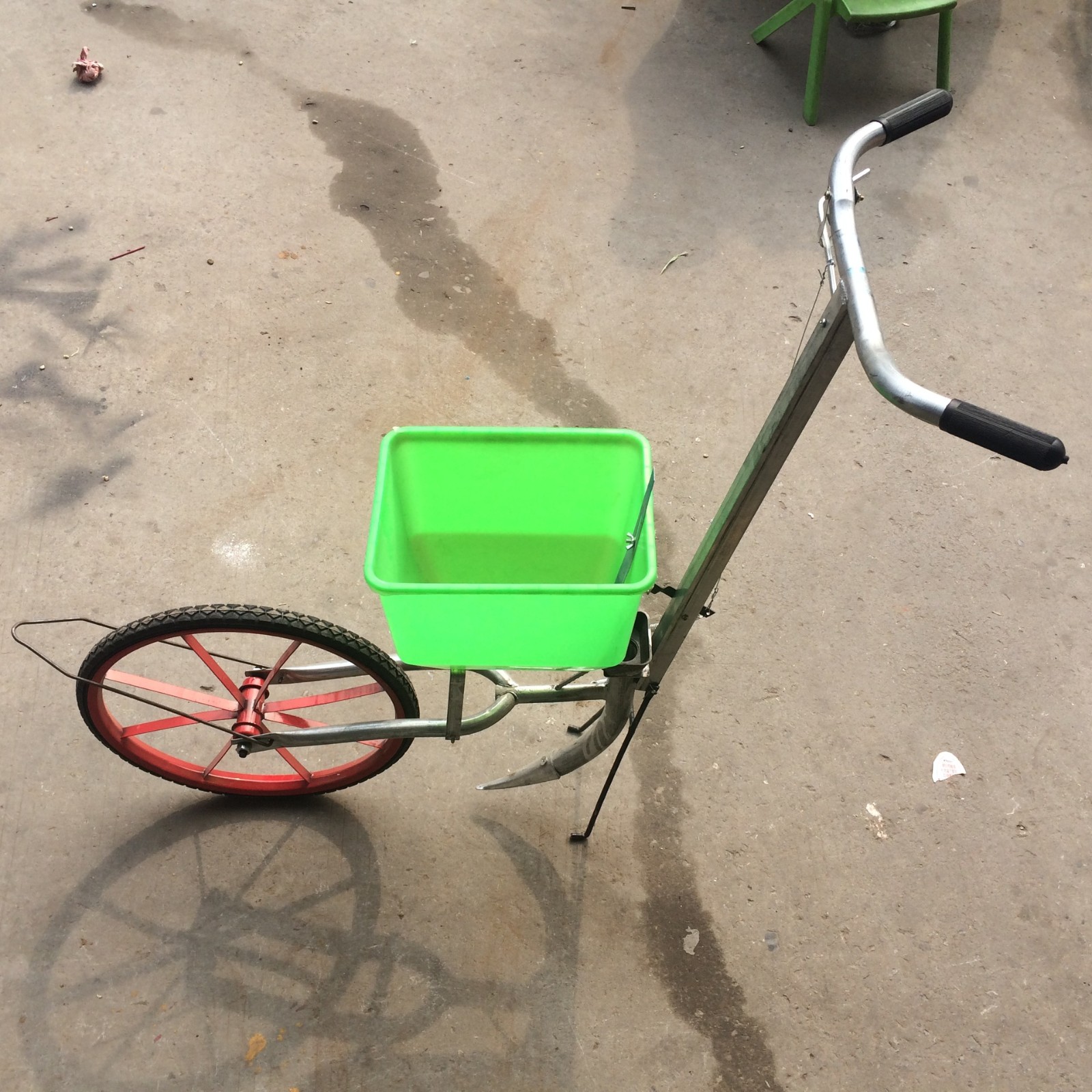 批发零售五金农具新型人力手推式施肥机小型施肥器 轻巧方便图2