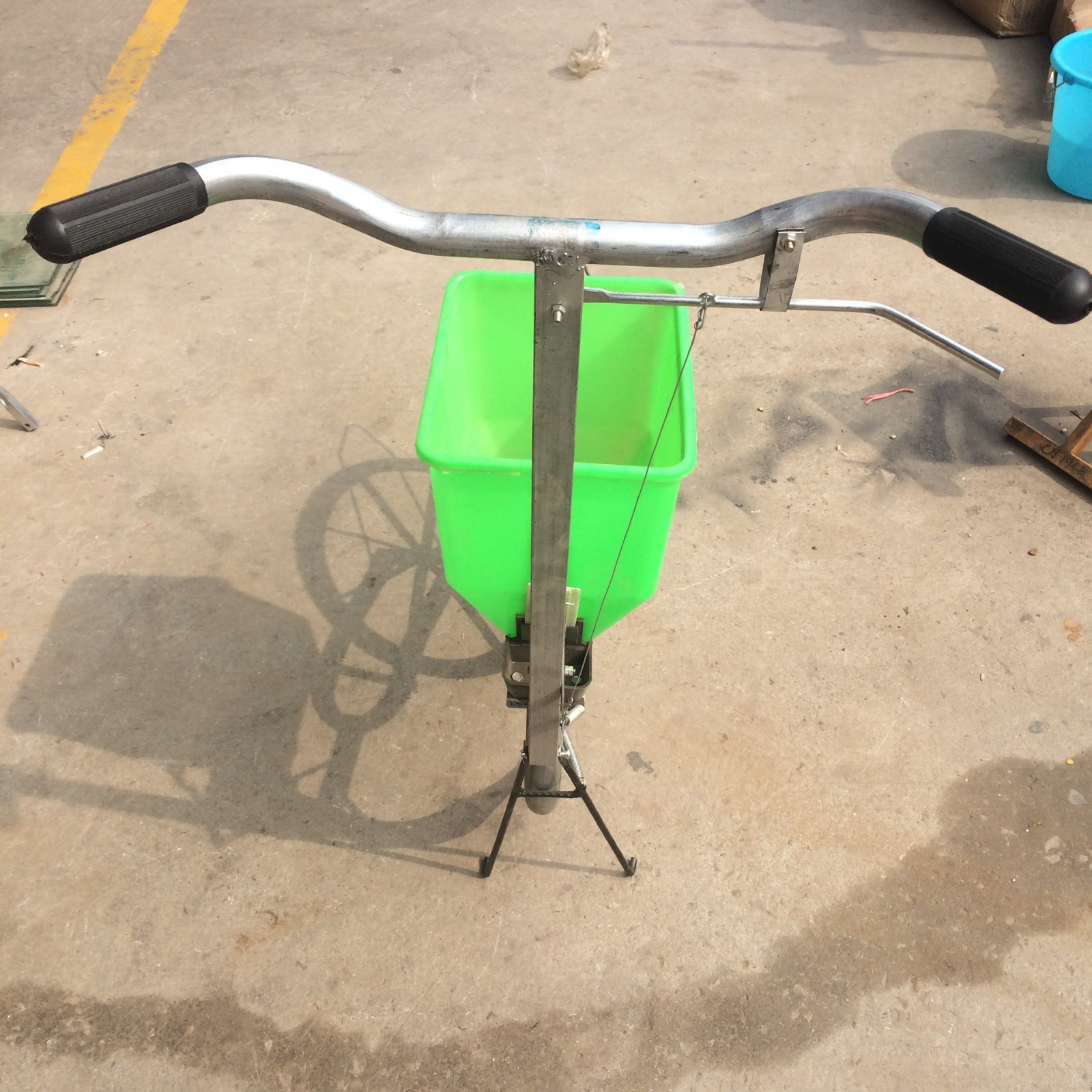 批发零售五金农具新型人力手推式施肥机小型施肥器 轻巧方便图3