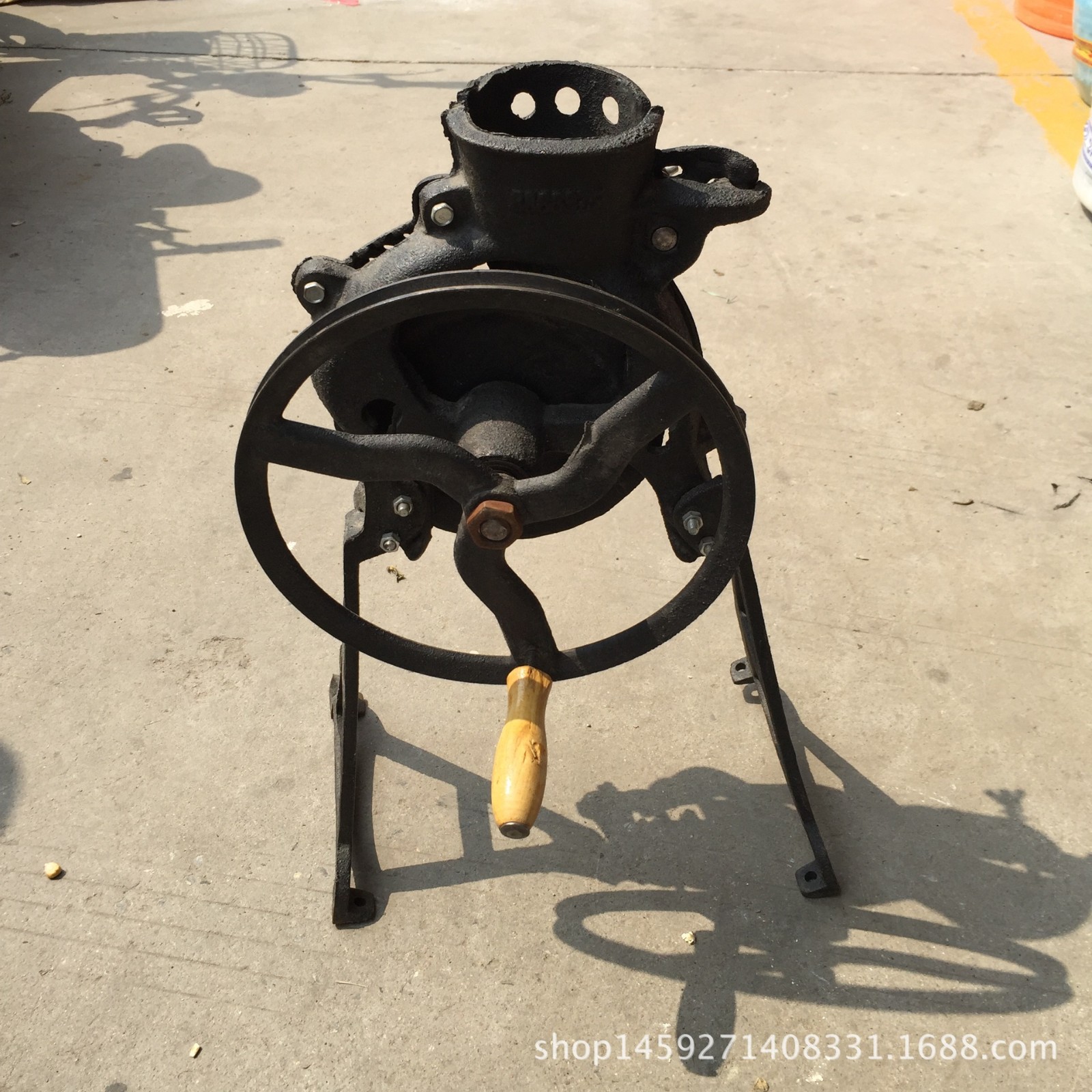 家用铸铁手摇式玉米脱粒机 轻巧方便玉米脱粒机 新款小型五金农具图4