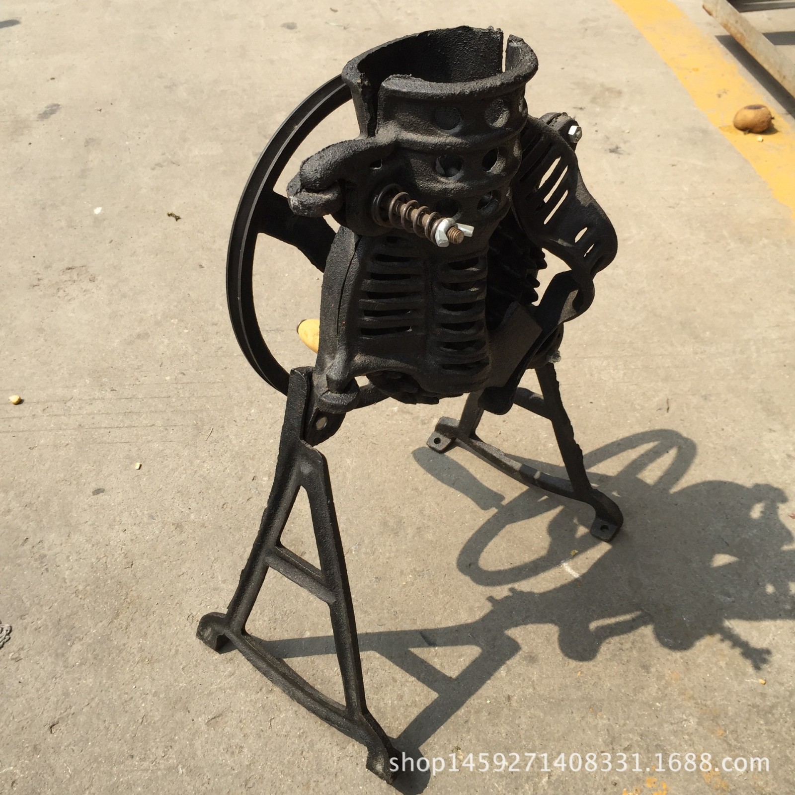 家用铸铁手摇式玉米脱粒机 轻巧方便玉米脱粒机 新款小型五金农具图5