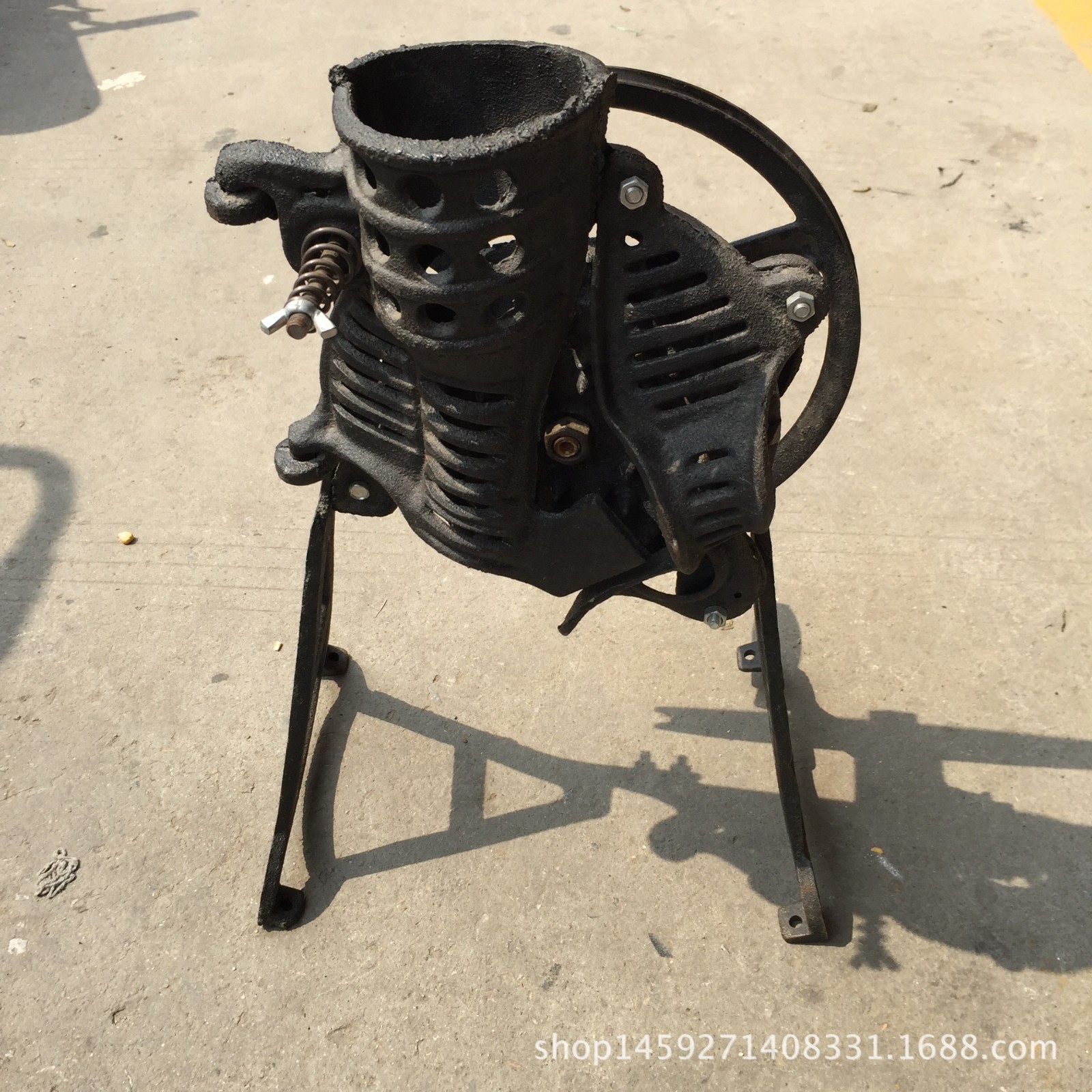 家用铸铁手摇式玉米脱粒机 轻巧方便玉米脱粒机 新款小型五金农具图3