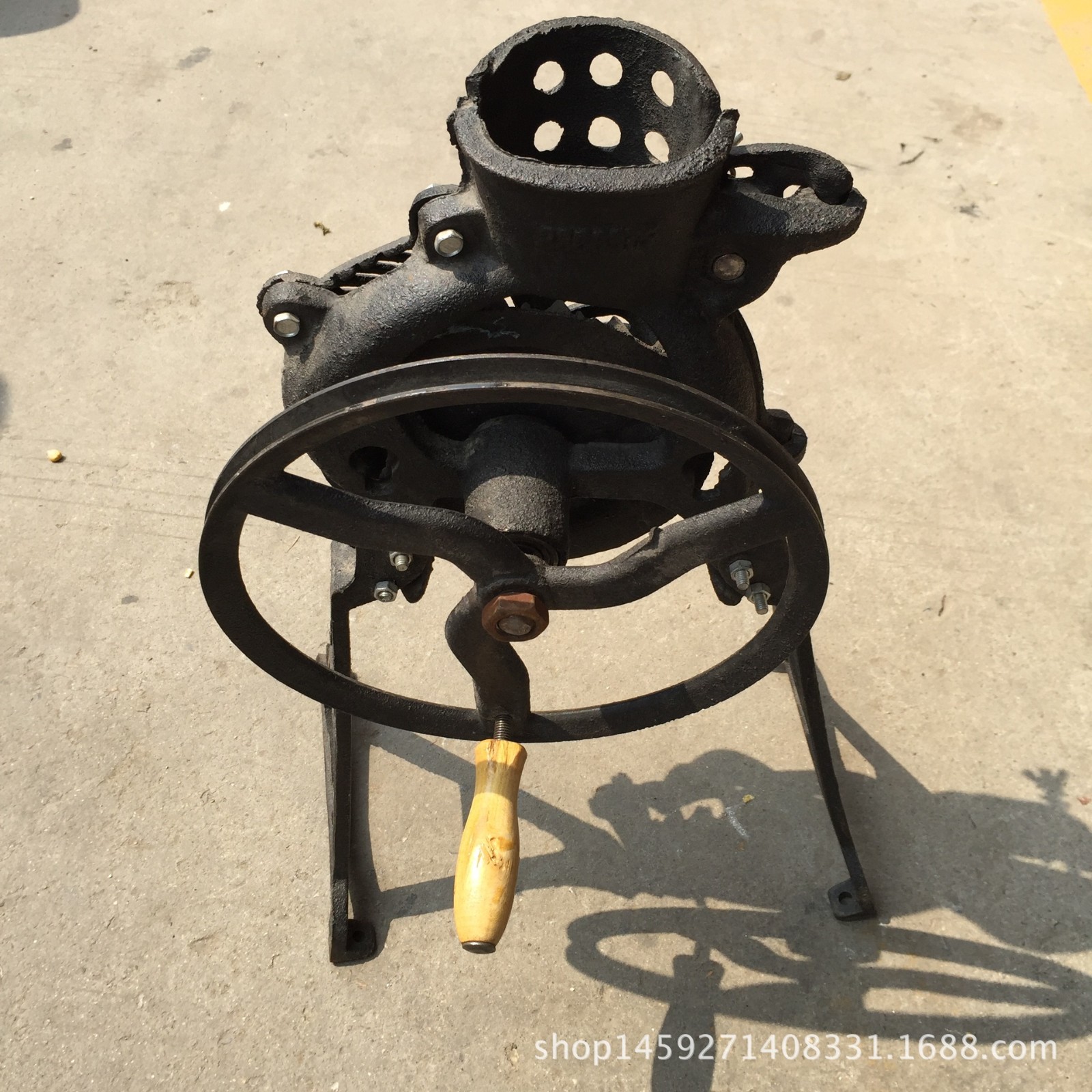 家用铸铁手摇式玉米脱粒机 轻巧方便玉米脱粒机 新款小型五金农具图2